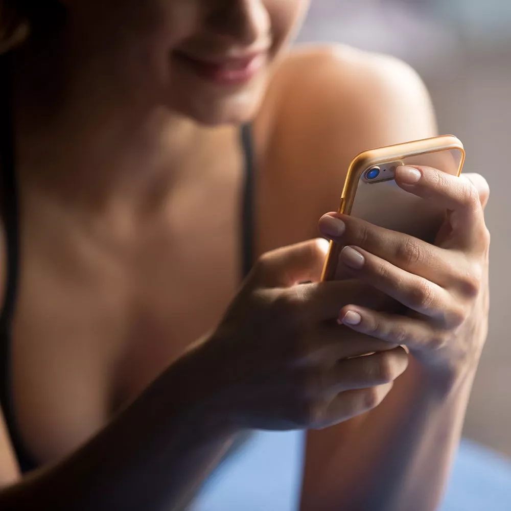 woman using smartphone apps for weight loss motivation